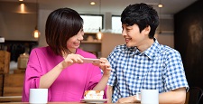 カフェでスマホを楽しむ若い男女